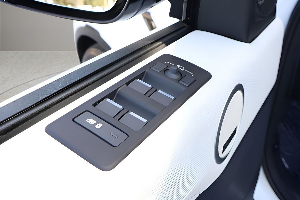 Used 2026 White Land Rover  image 11