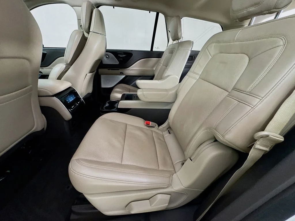 Used 2020 White Metallic Lincoln Grand Touring image 32