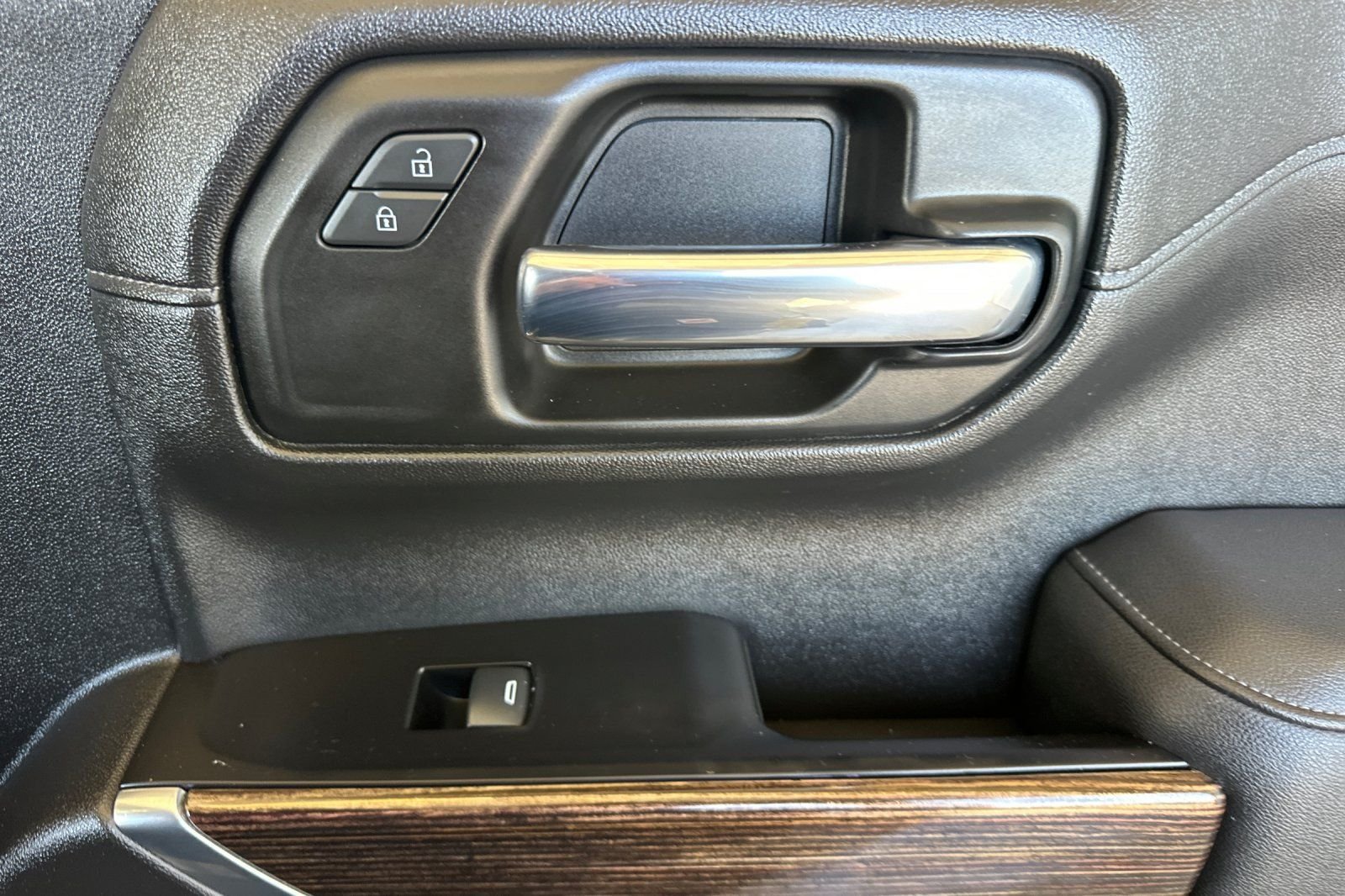 Used 2020 Black GMC Elevation image 17