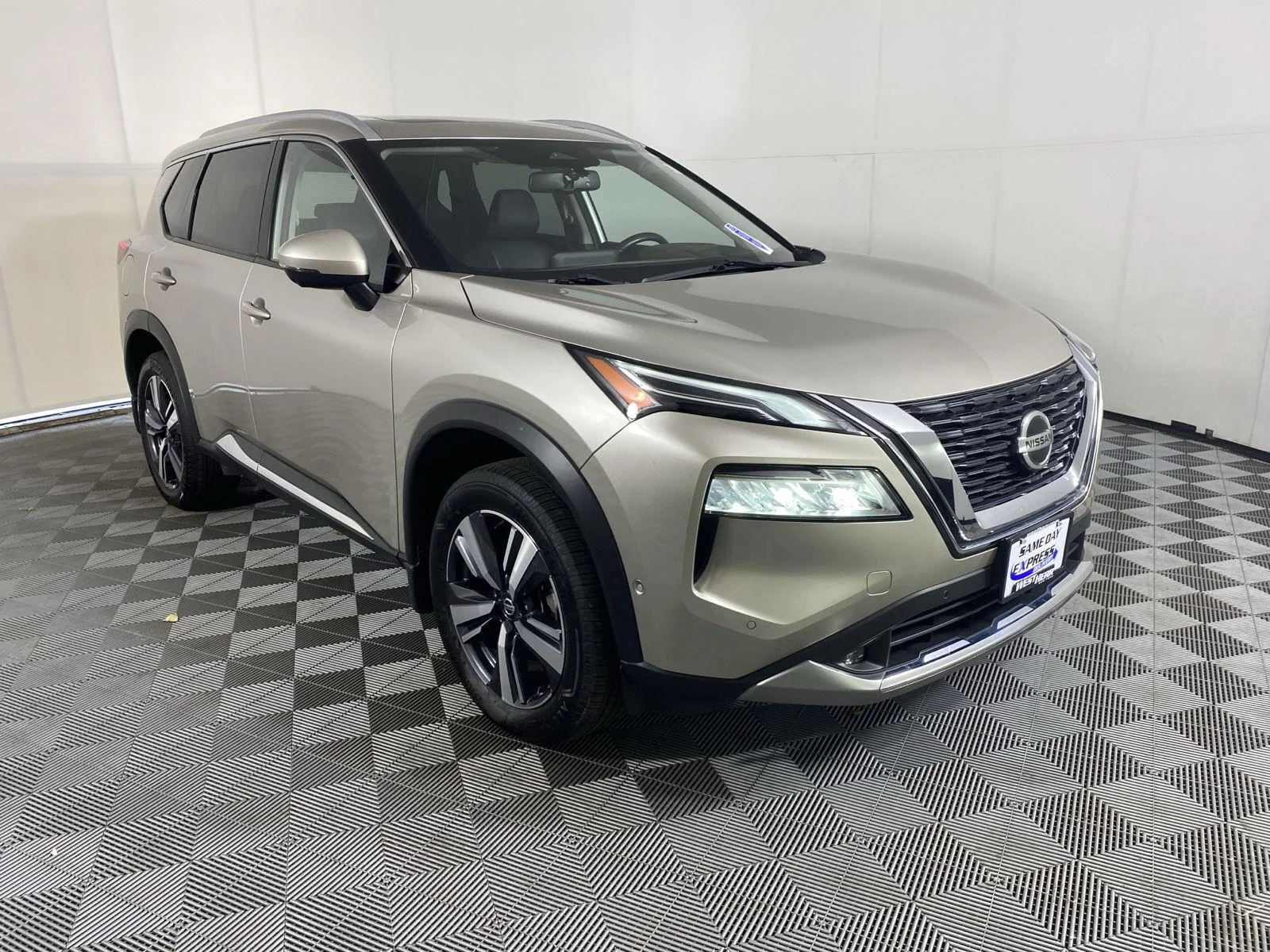 Used 2021 Champagne Silver Metallic Nissan Platinum image 11