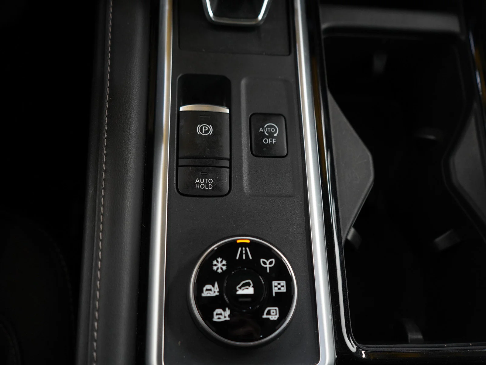 Used 2023 Gun Metallic/Super Black Nissan SL image 25
