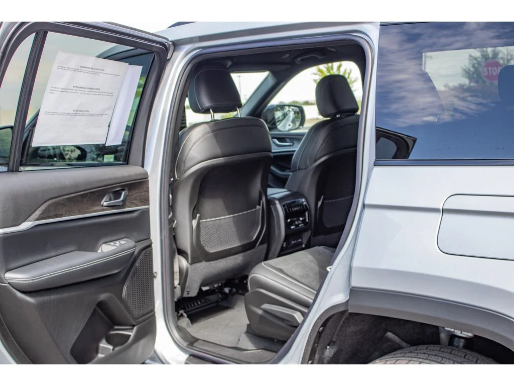 New 2026 Silver Zynith Exterior Paint Jeep Laredo Altitude image 16