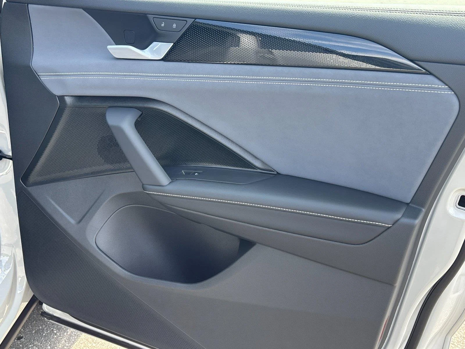 New 2026 Sandstone w/Deep Black Roof Volkswagen SE R-Line Black image 38