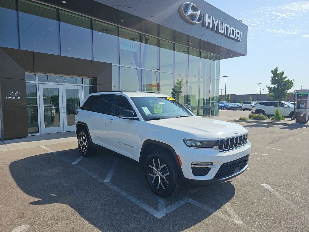 Used 2024 White/off-white Jeep Limited image 7
