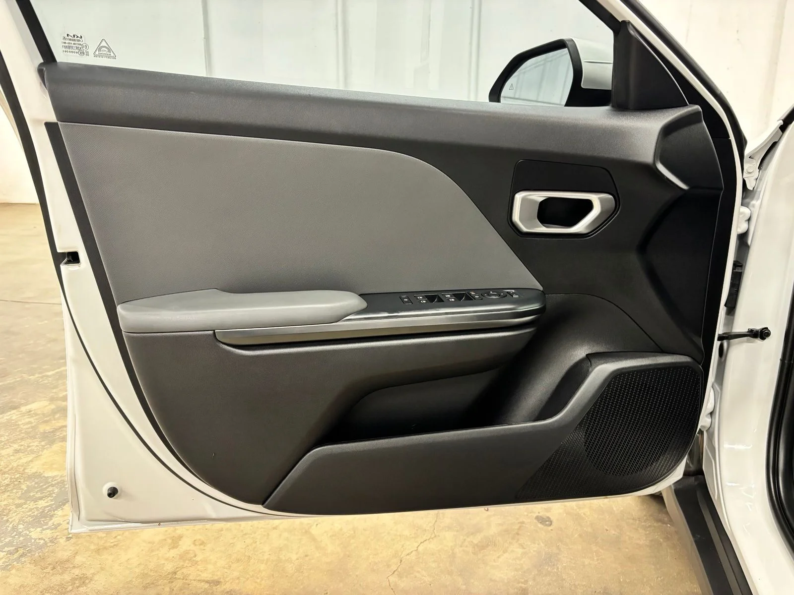 Used 2025 White Kia LXS image 18