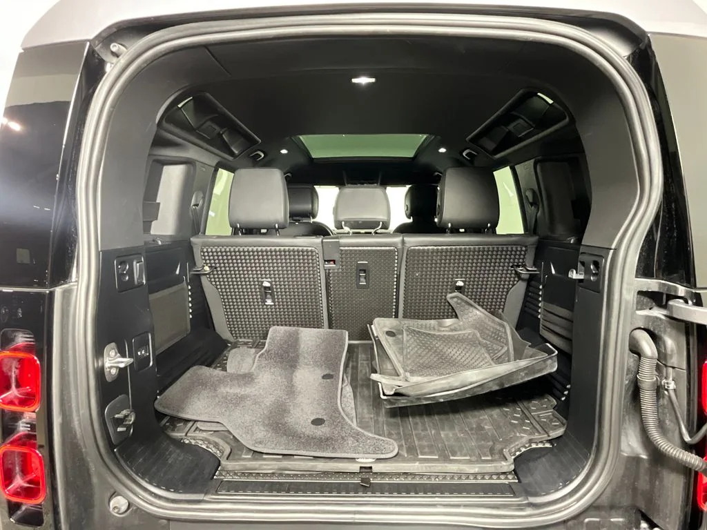 Used 2024 Gray Land Rover X-Dynamic SE image 27