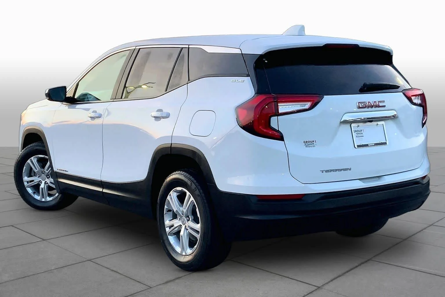 Used 2024 Summit White GMC SLE image 11
