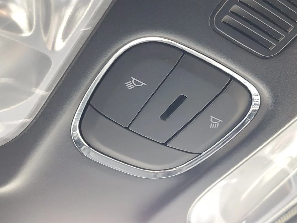 Used 2024  Jeep Limited image 26