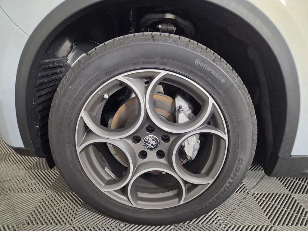New 2026 Moonlight Gray Metallic Alfa Romeo Base image 7
