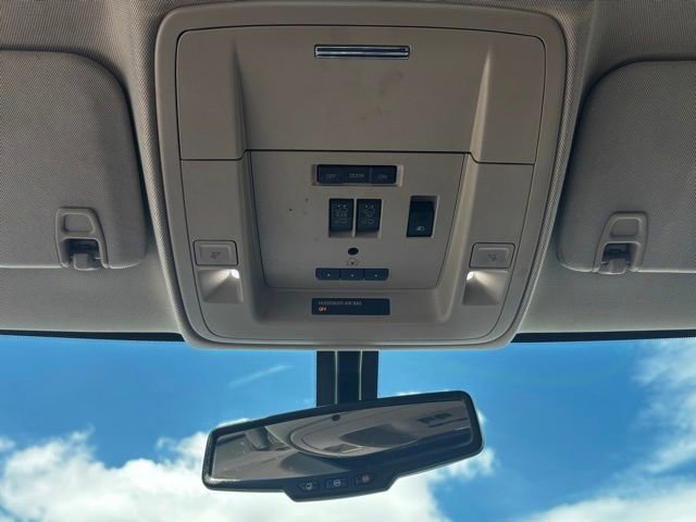 Used 2018 WHITE FROST TRICOAT GMC SLT image 26