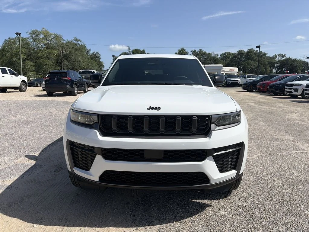 New 2026 Bright White Clear-Coat Exterior Paint Jeep Altitude image 9