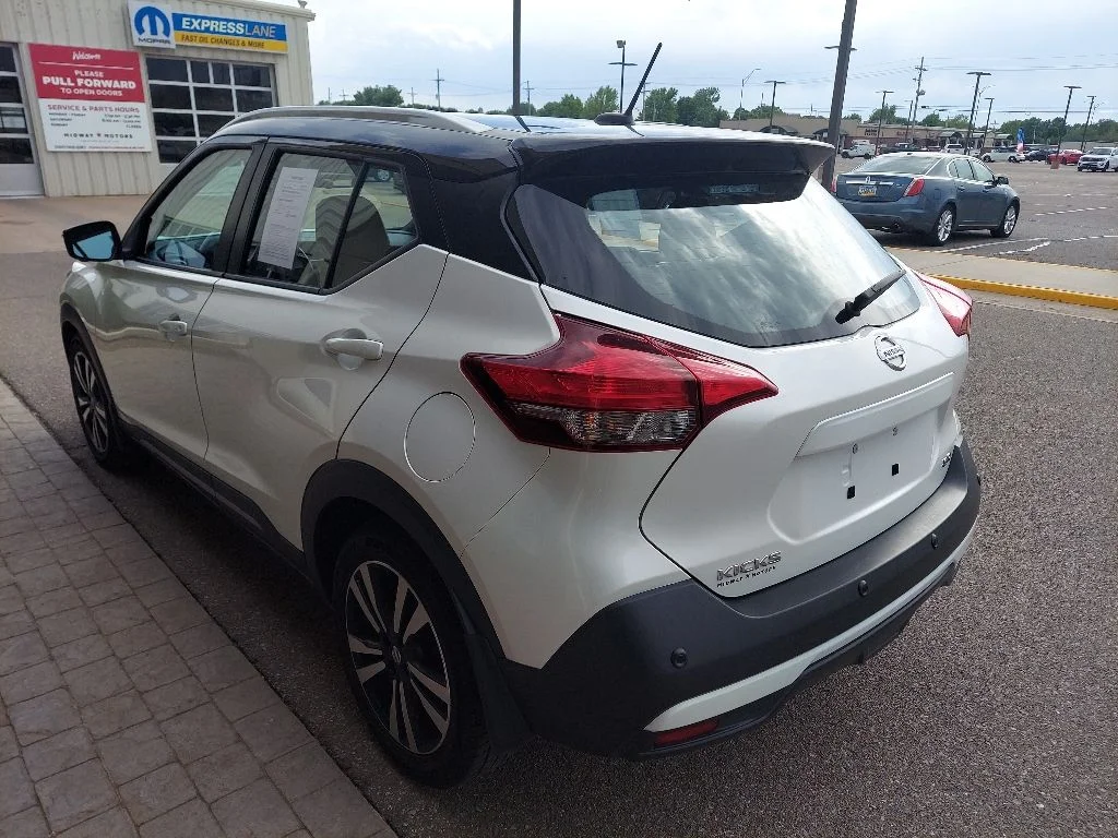 Certified Used 2020 White Nissan SR image 5