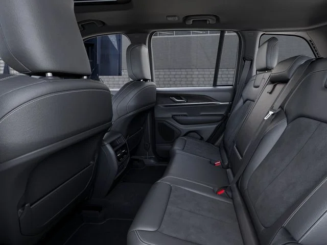New 2026 Diamond Black Crystal Pearl-Coat Exterior Paint Jeep Altitude image 23