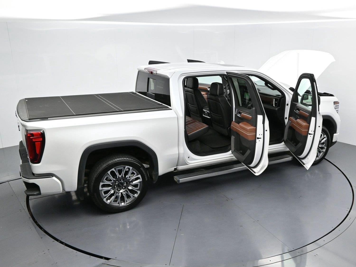 Used 2025 White Frost Tricoat GMC Denali Ultimate image 43