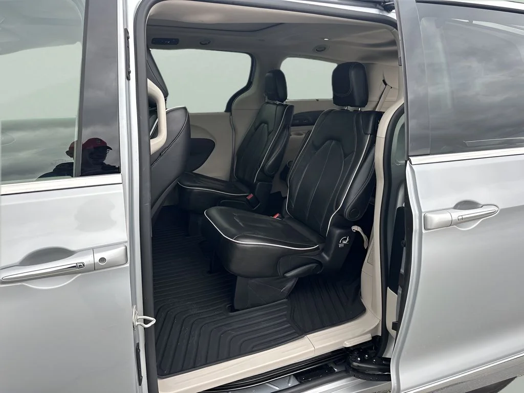 Used 2022 Silver Chrysler Limited image 29