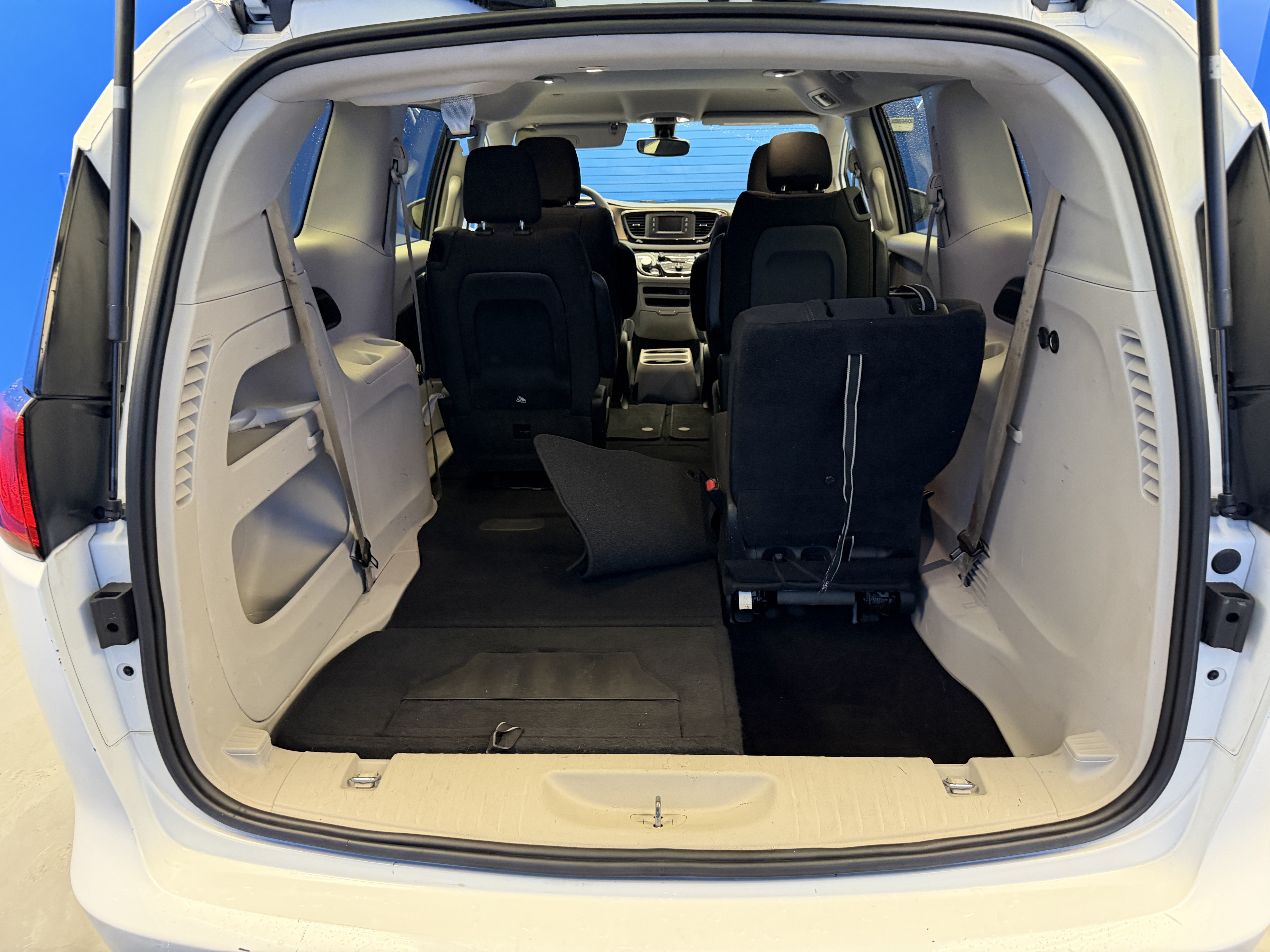 Used 2017 Bright White Clearcoat Chrysler Touring image 29