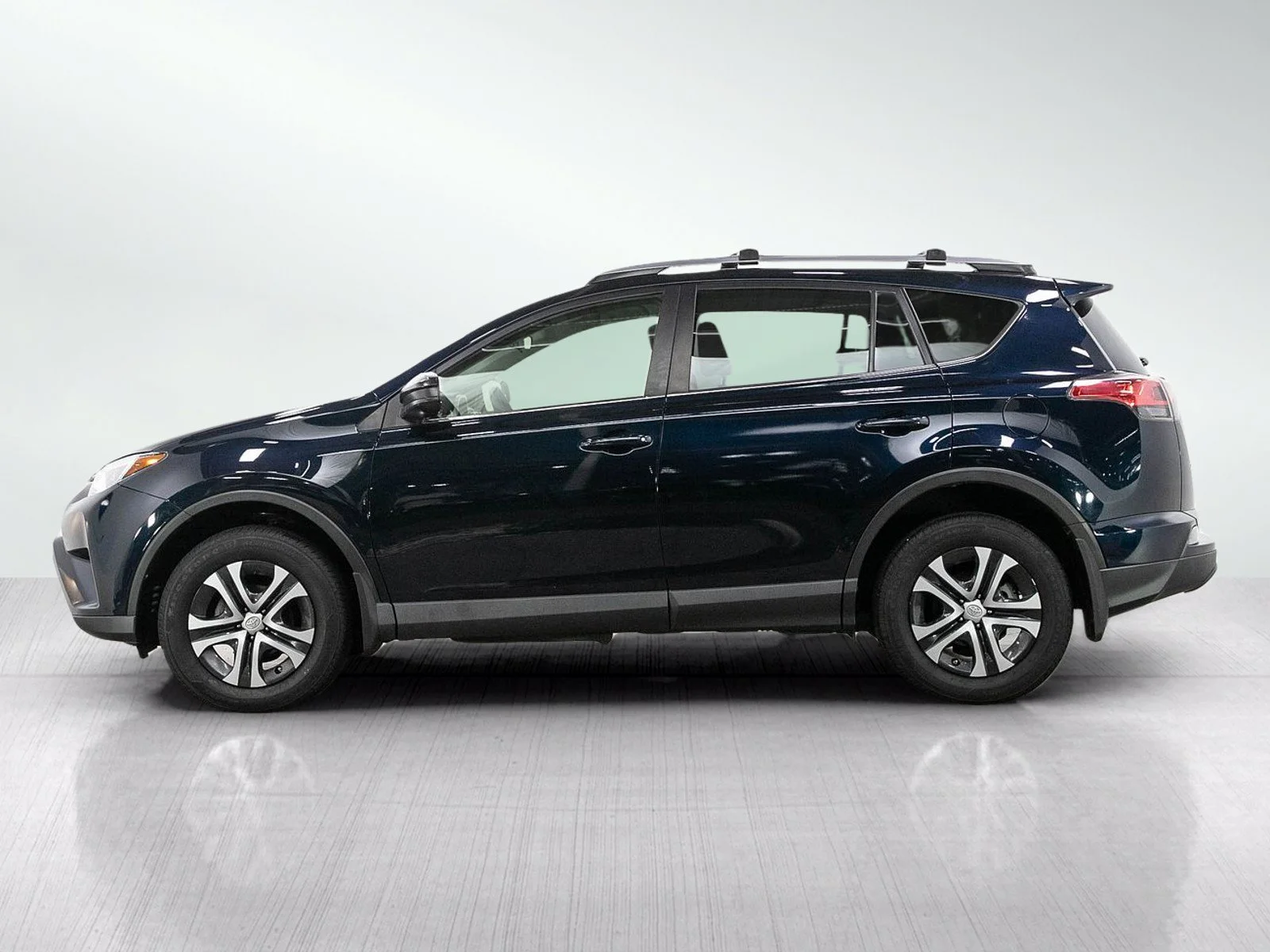 Used 2017  Toyota 4D WAGON LE 4WD image 2