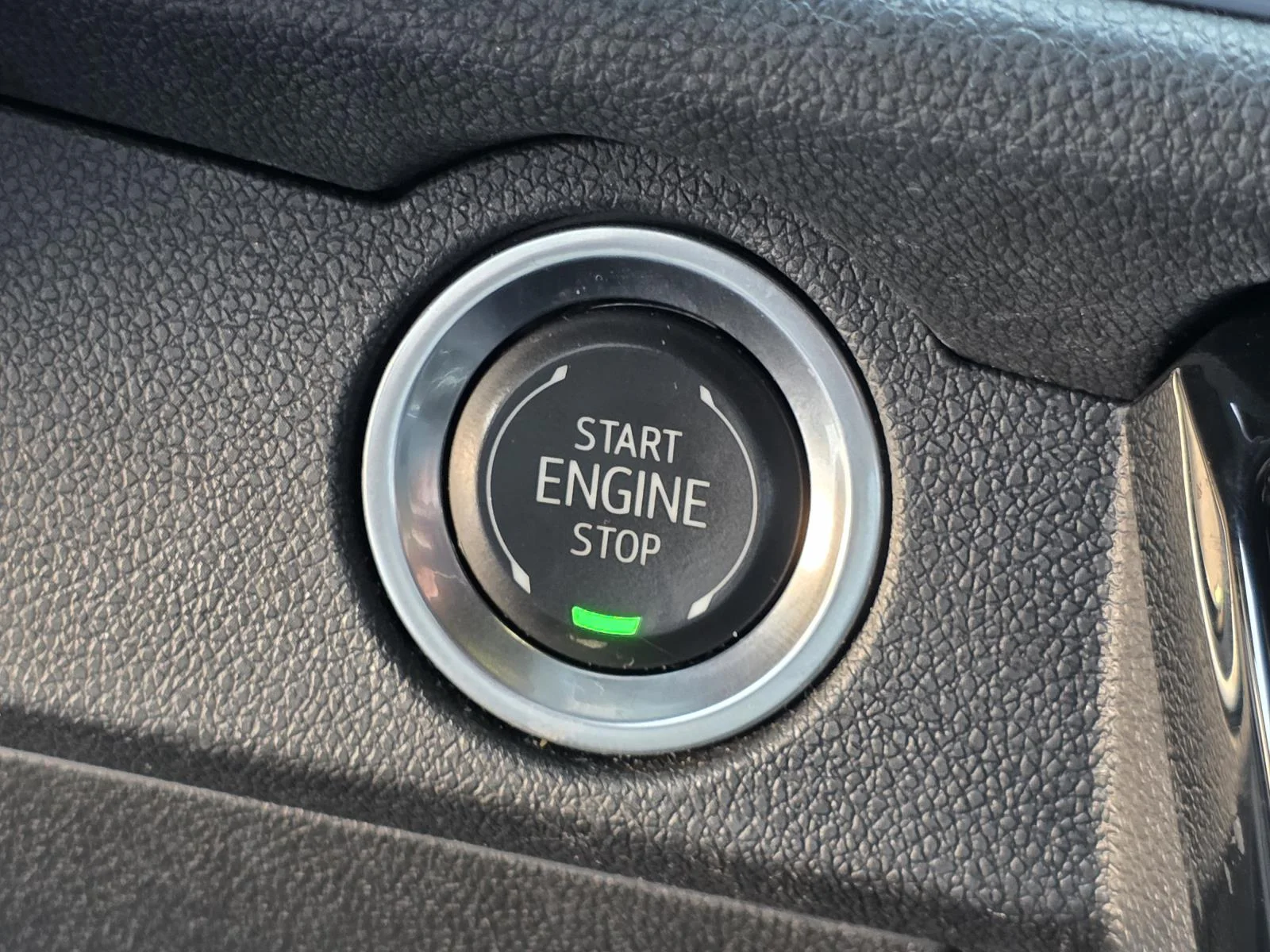 Used 2025 Pearl Chevrolet Z71 image 26