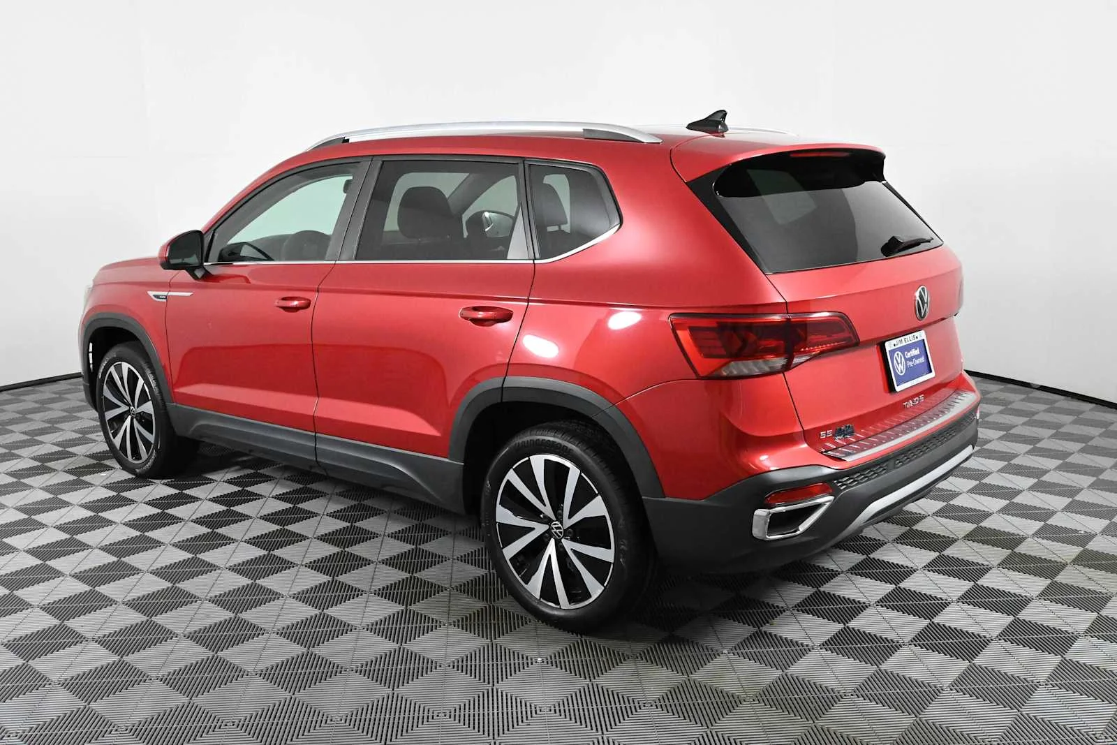 Certified Used 2022 Kings Red Metallic Volkswagen SE image 7
