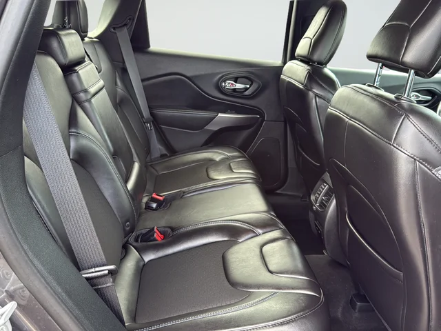 Used 2019 Gray Jeep Latitude Plus image 10