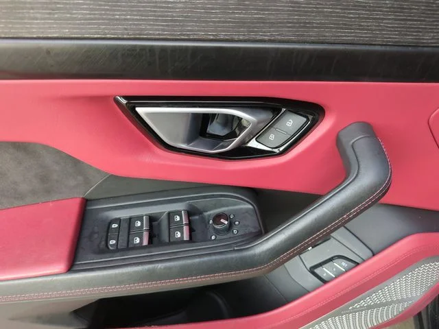 Used 2021 Black Lamborghini Base image 17