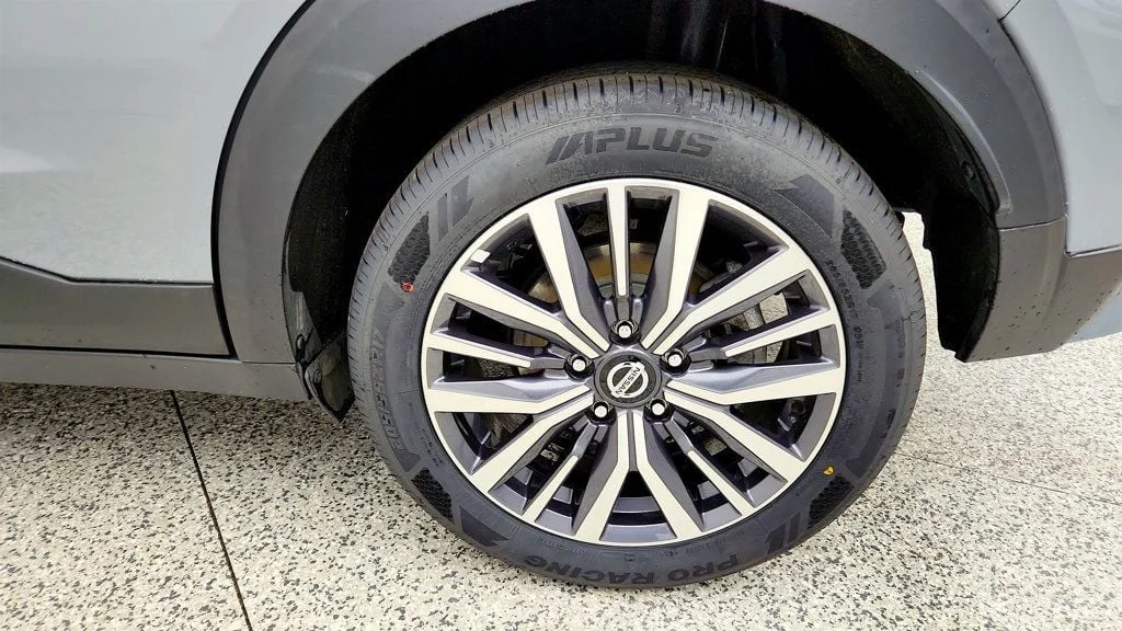 Used 2021 Boulder Gray Pearl Nissan SV FWD image 9