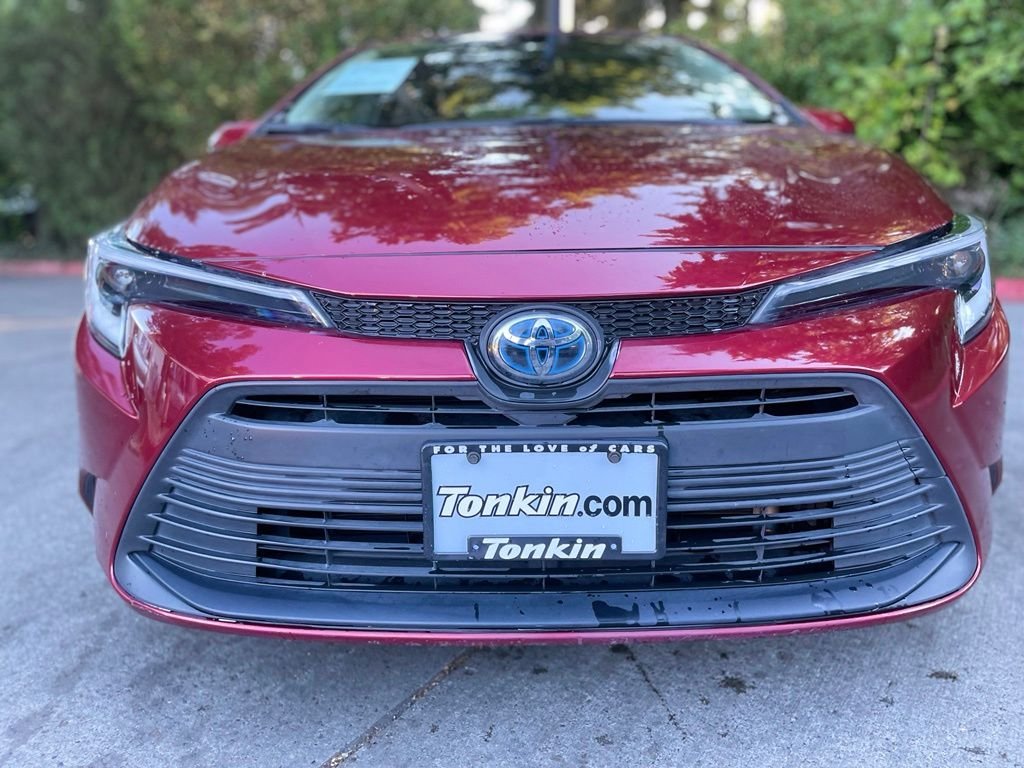 Used 2023 Pearl Toyota LE image 8