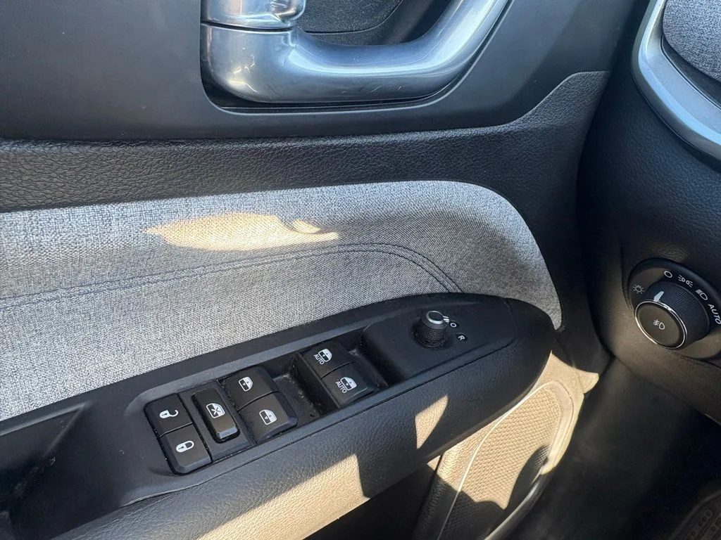 Used 2024 White Jeep Latitude image 15