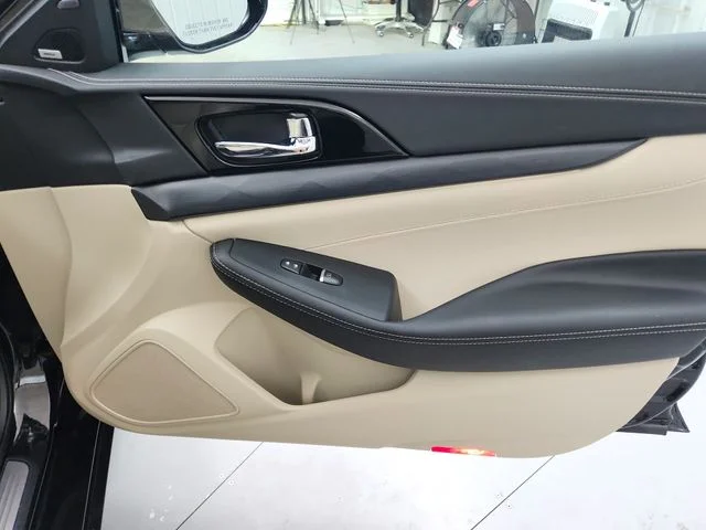 Used 2022 Black Nissan Platinum image 41