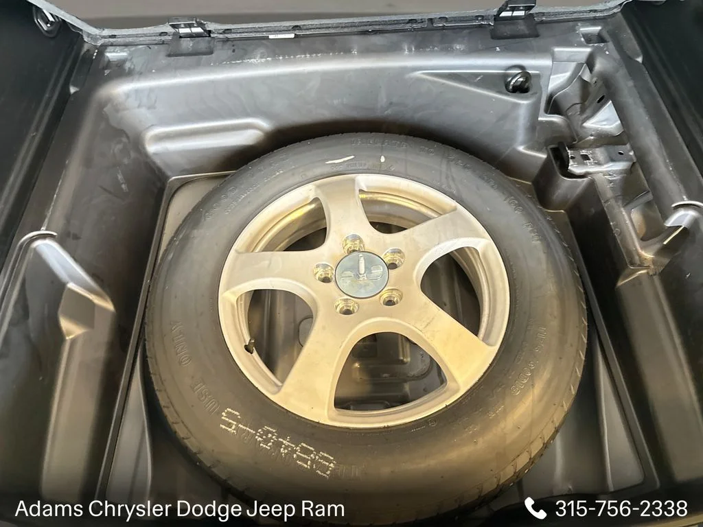 Used 2023 Gray Jeep Laredo image 9