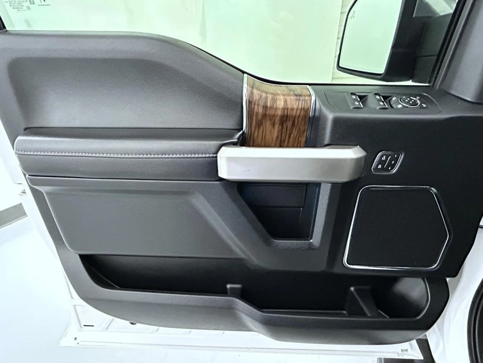 Used 2020 White Ford Lariat image 9