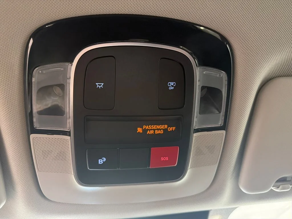 Used 2025 Green Hyundai SEL image 17