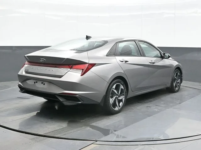 Used 2023 Silver Hyundai SEL image 9