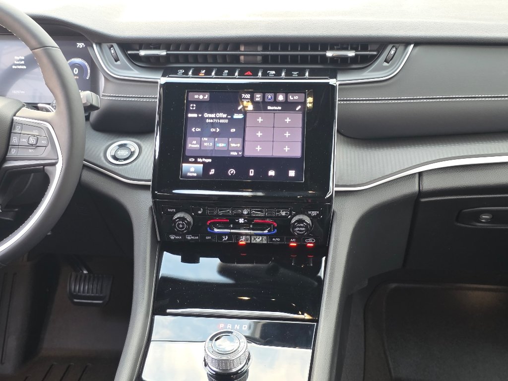 Certified Used 2023 Diamond Black Crystal Pearl Coat Jeep Altitude X image 3