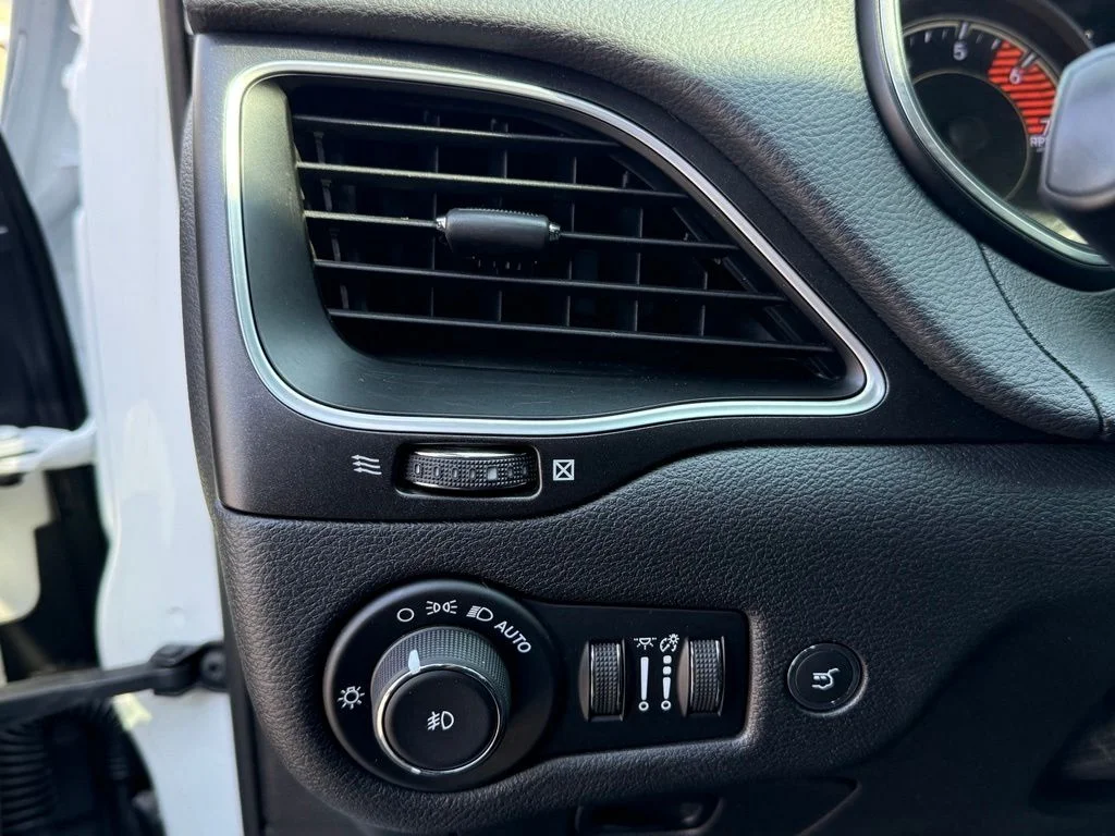 Used 2019 Bright White Clearcoat Jeep Trailhawk image 14