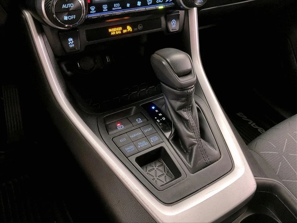 Used 2020 White Toyota XLE image 36