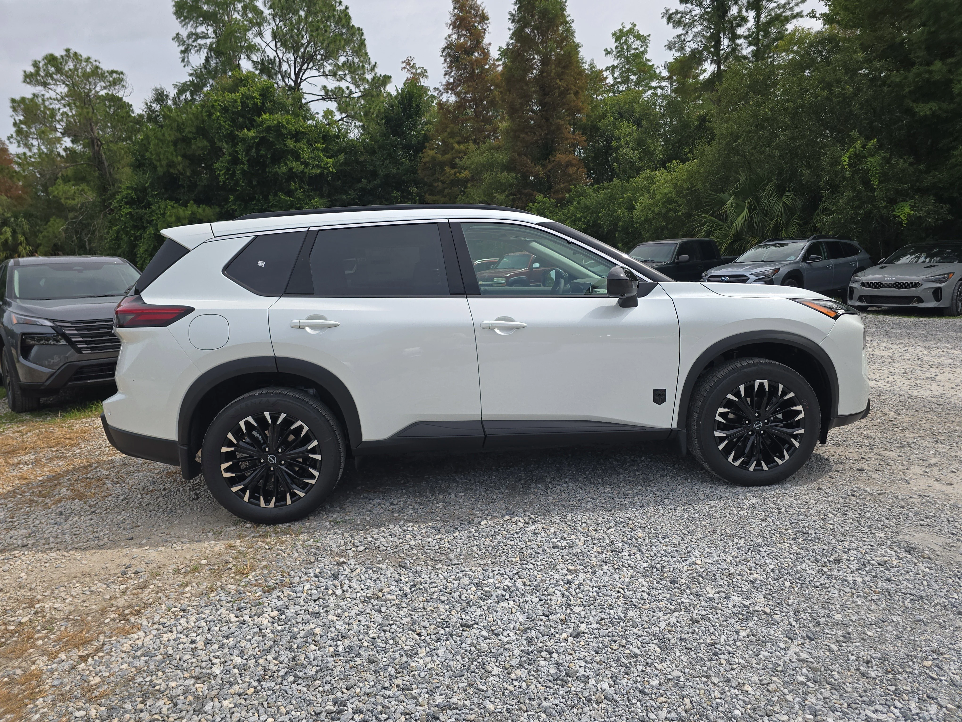 New 2026 Everest White Pearl TriCoat Nissan Dark Armor™ image 9