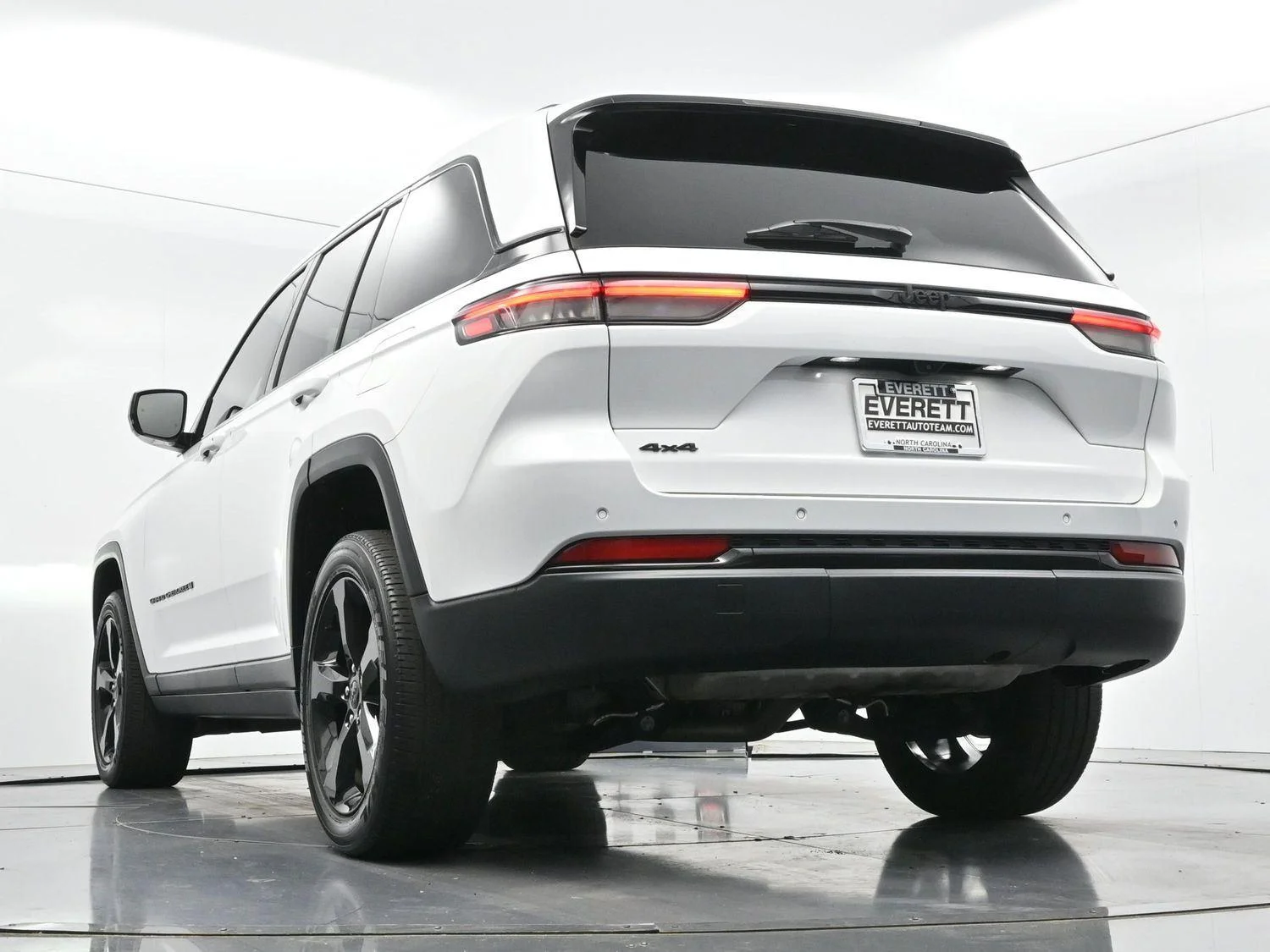 Used 2023 White Jeep Altitude image 43