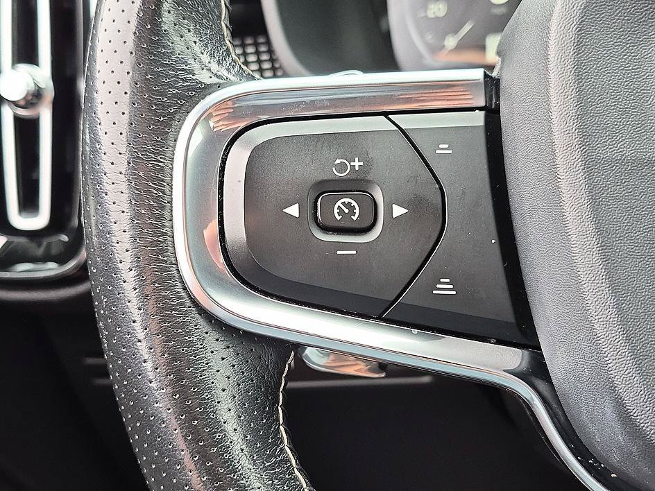 Used 2019  Volvo R-Design image 17