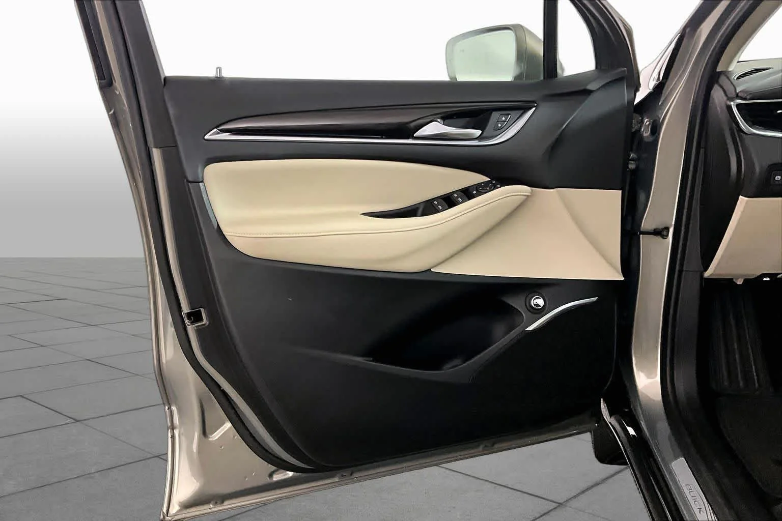 Used 2018 Pepperdust Metallic Buick Essence image 19
