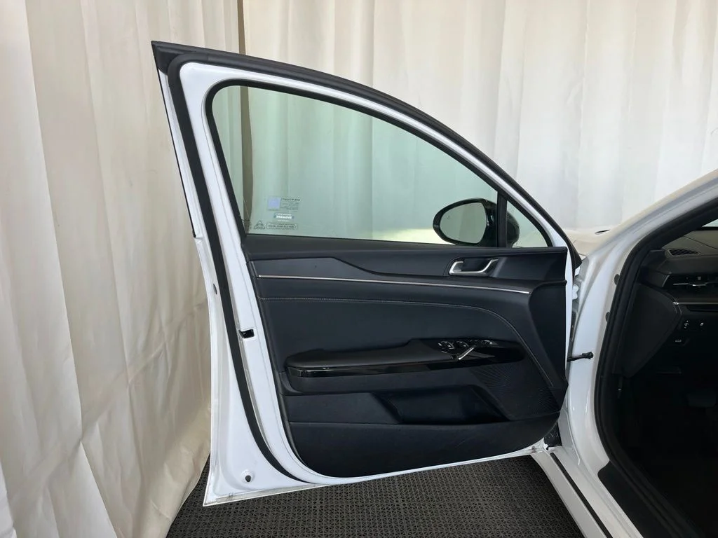 Used 2025 White Kia GT-Line image 18