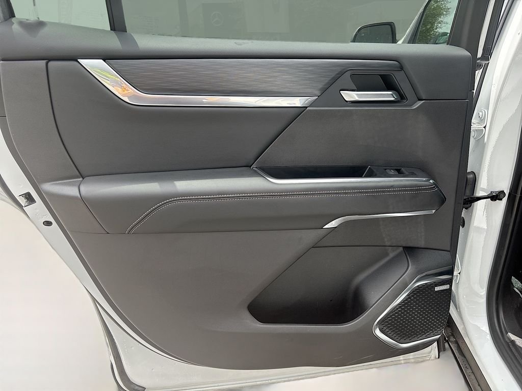 Used 2025 Summit White GMC Elevation image 18