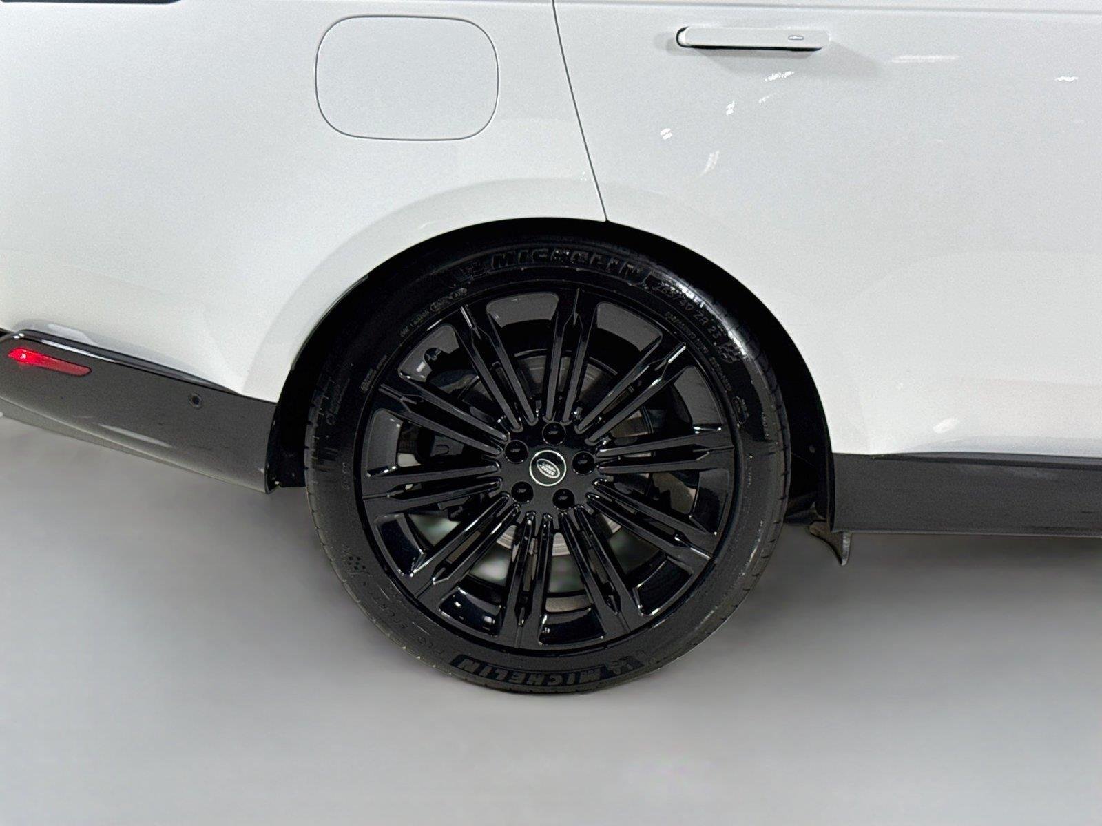 Used 2024 Fuji White Land Rover SE | Blackout Pkg | 360 Camera | Heated/Vented Seats image 39