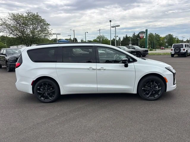 New 2027 Bright White Clear-Coat Exterior Paint Chrysler Limited image 31