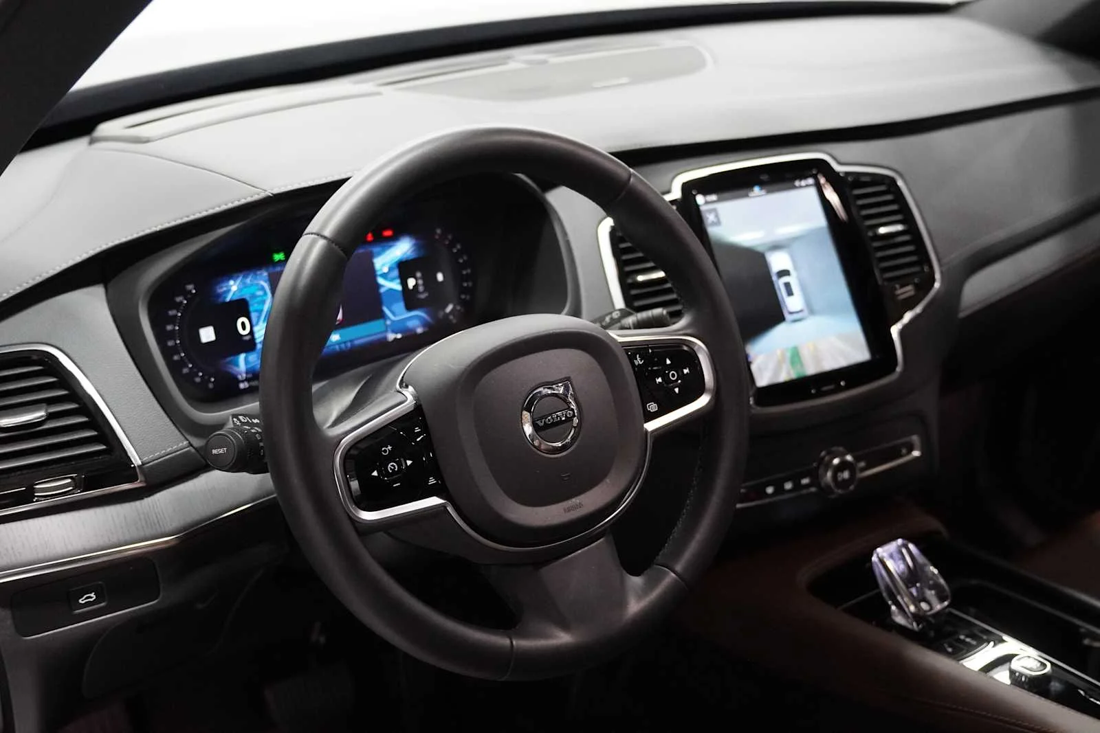 Used 2023 PLATINUM GREY Volvo Ultimate image 10