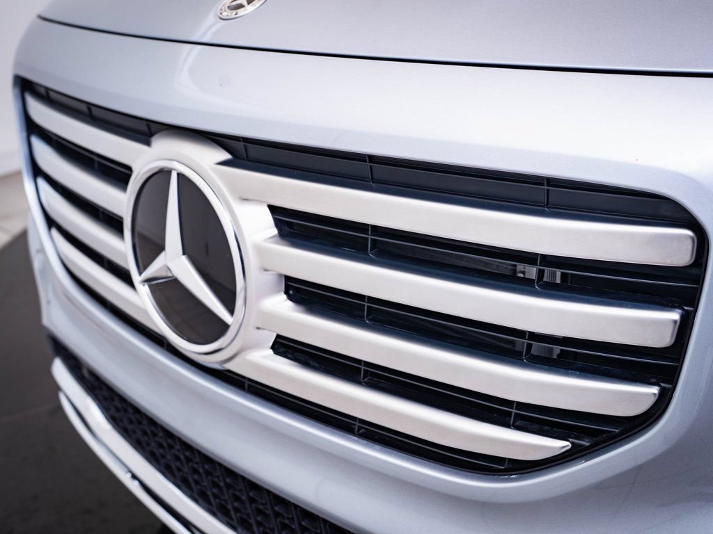 Used 2026 Mountain Gray Metallic Mercedes-Benz GLB 250 image 3