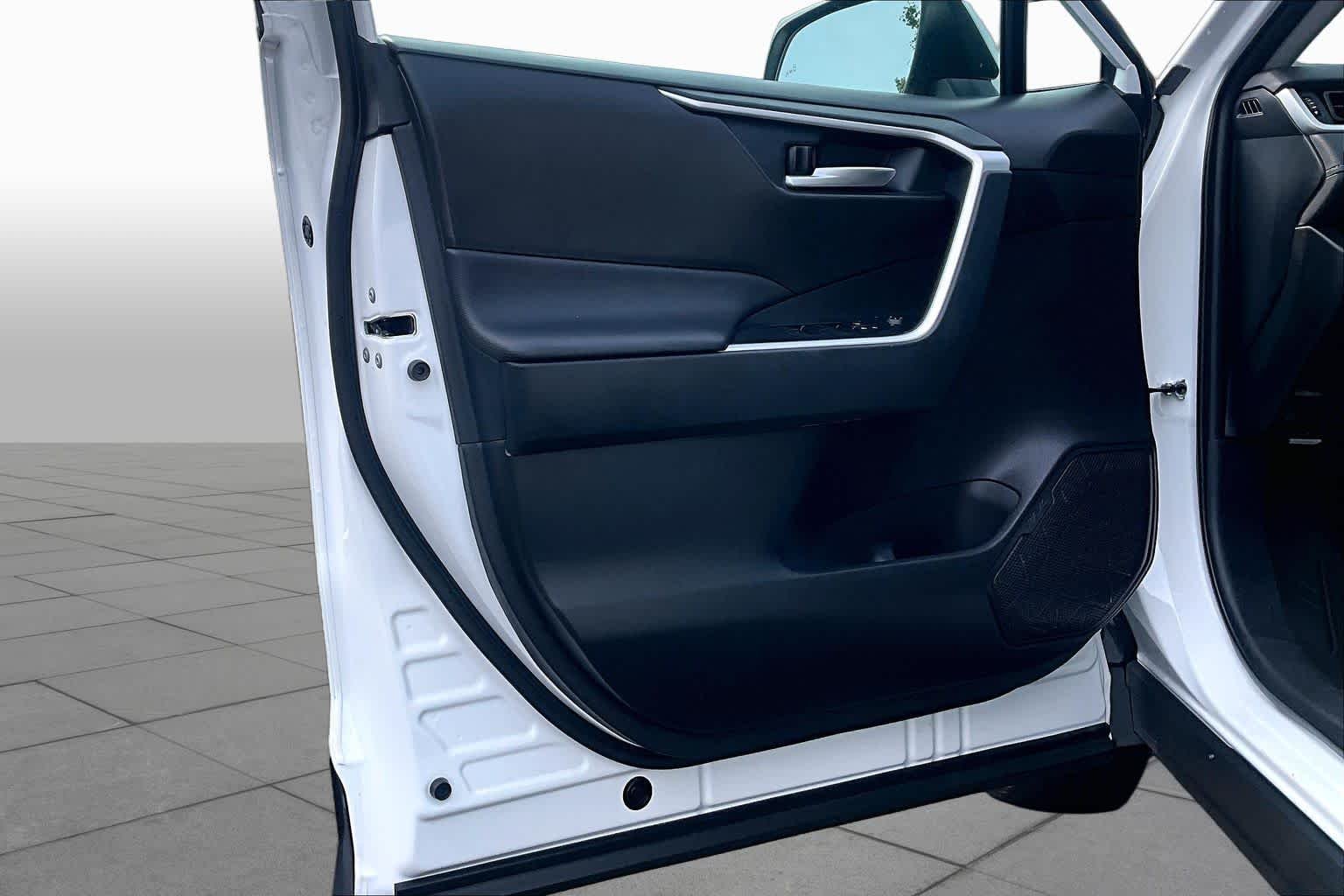 Used 2025 Ice Cap Toyota XLE image 43