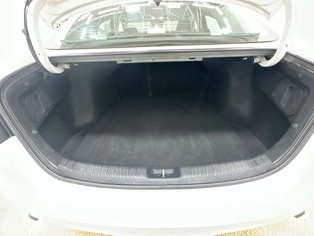 Used 2022 Snow White Pearl Kia LXS image 20