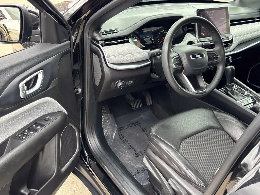 Certified Used 2024 Diamond Black Jeep Latitude image 9