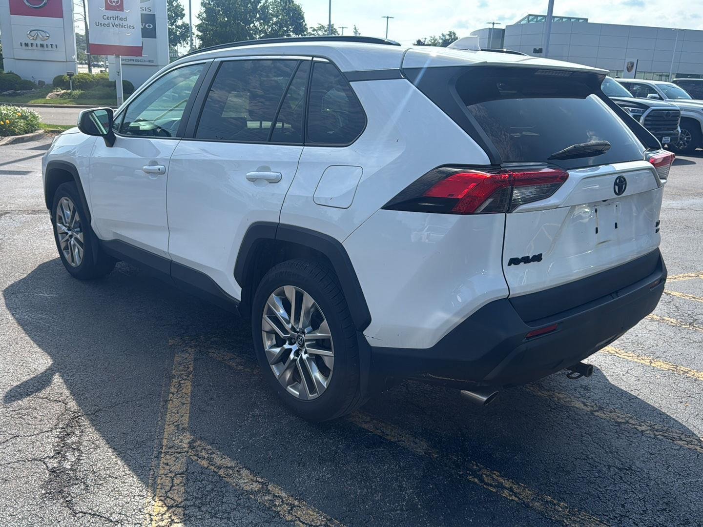 Used 2020 Super White Toyota XLE Premium image 4